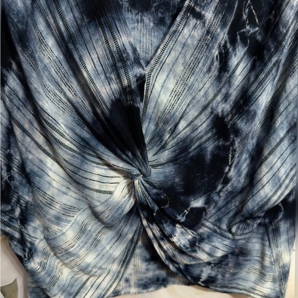 Karen Kane tie-dye top featuring batwing sleeves and a knotted front detail L - Picture 11 of 11